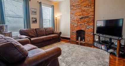Spacious & Centrally Located Apt (Sleeps 8)