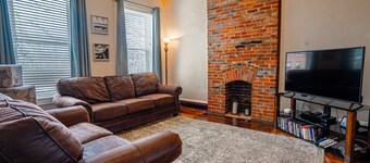 Spacious & Centrally Located Apt (Sleeps 8)