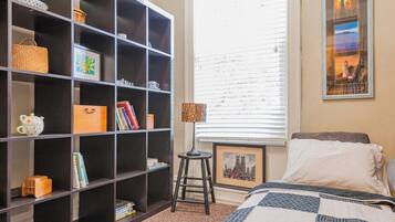 2 habitaciones, tabla de planchar con plancha y cuna de viaje