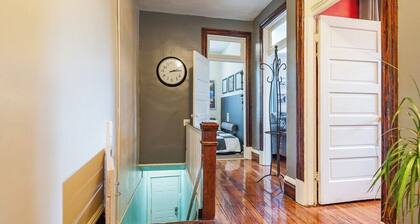 Spacious & Centrally Located Apt (Sleeps 8)