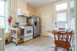 Fridge, microwave, oven, stovetop - Spacious & Centrally Located Apt (Sleeps 8) (St. Louis)