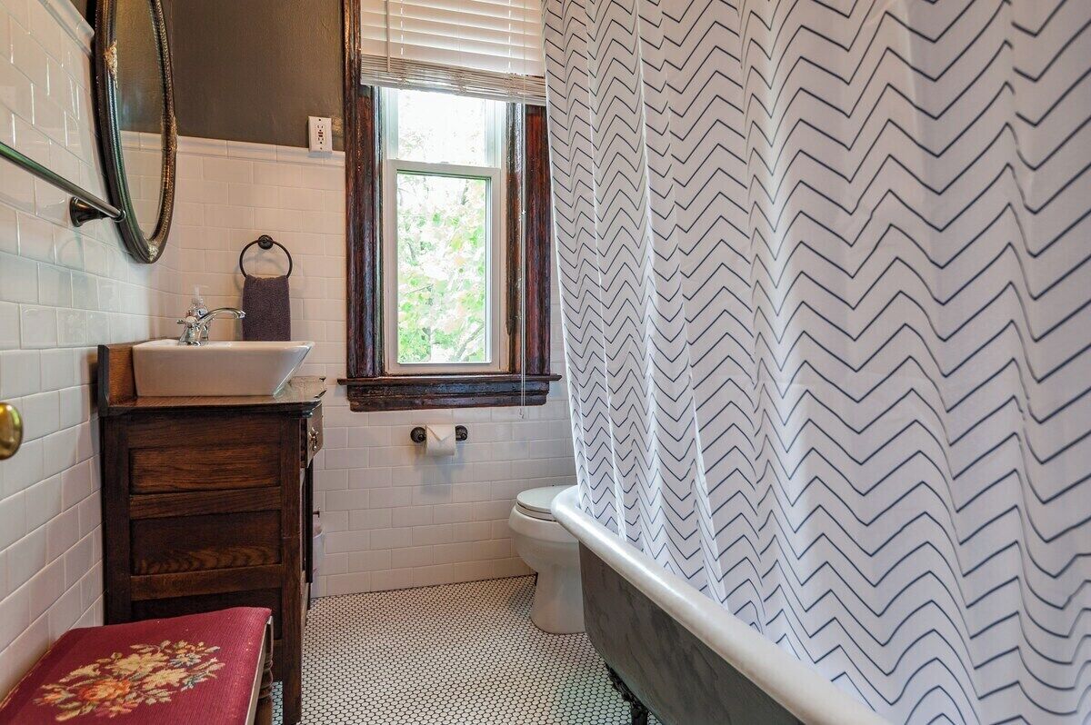 Spacious & Centrally Located Apt (Sleeps 8)