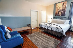 2 slaapkamers, een strijkplank/strijkijzer, reisbedje, gratis wifi