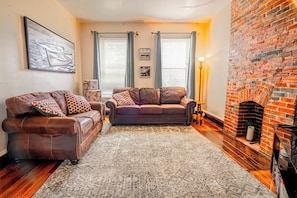 Smart TV, video games - Spacious & Centrally Located Apt (Sleeps 8) (St. Louis)