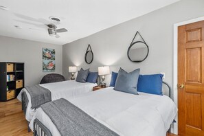 2 bedrooms, desk, iron/ironing board, travel cot - Classic Soulard 2BD King Master & Private Deck (St. Louis)