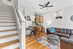 Smart TV, offices - Classic Soulard 2BD King Master & Private Deck (St. Louis)
