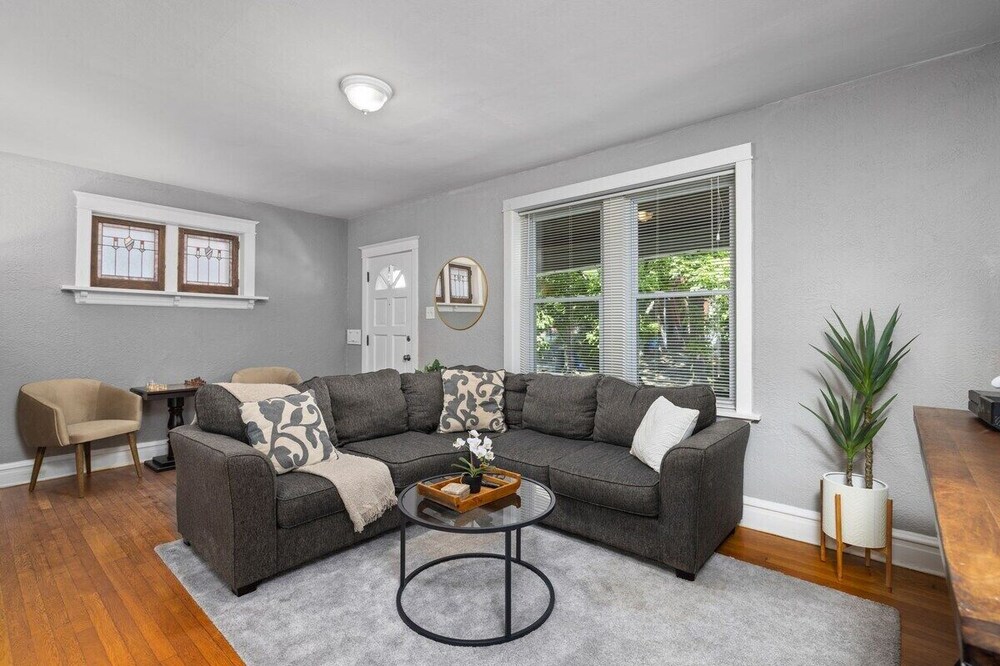 Stylish South City 2BR w/ Garage & Blazing Wi-fi