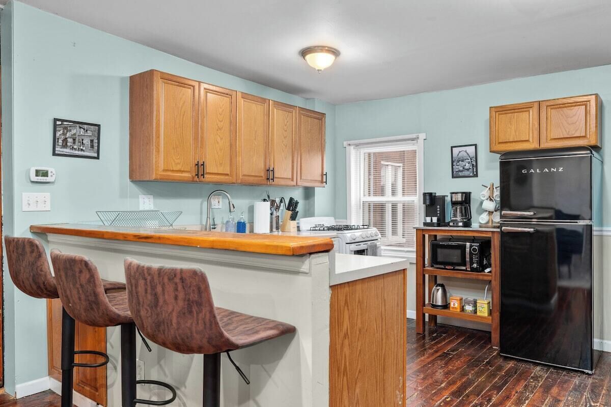 Jääkaappi, mikroaaltouuni, uuni, liesi