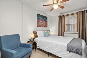 2 bedrooms, desk, iron/ironing board, travel cot - Cozy Soulard 2BR w/ Free Parking (St. Louis)