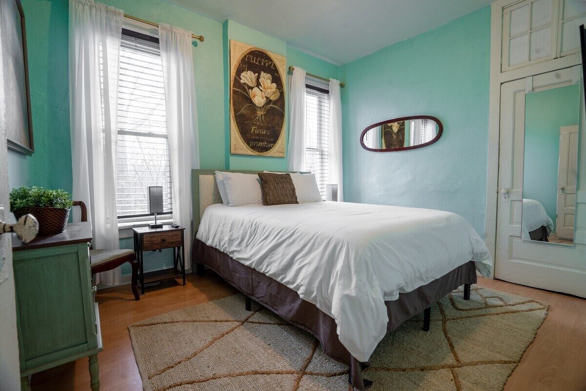 Classy Midtown 3BR, King Master