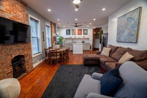 Smart TV, fireplace, video games - Classy Midtown 2BR, King Master (St. Louis)