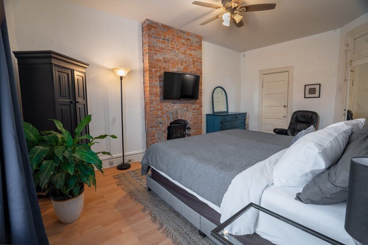 Classy Midtown 3BR, King Master