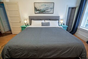 2 bedrooms, iron/ironing board, travel crib, free WiFi - Classy Midtown 2BR, King Master (St. Louis)
