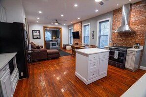 Smart TV, fireplace, video games - Classy Midtown 2BR, King Master (St. Louis)