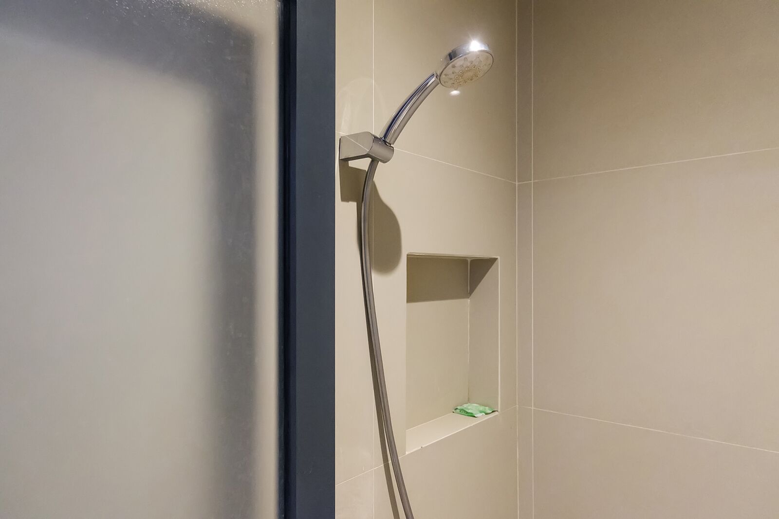 Quarto duplo luxo | Banheiro | Chuveiro, bidê, toalhas de banho 