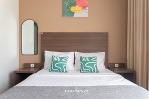 Desk, free WiFi, bed sheets - Mono Coliving Ngagel, Surabaya (Surabaya)