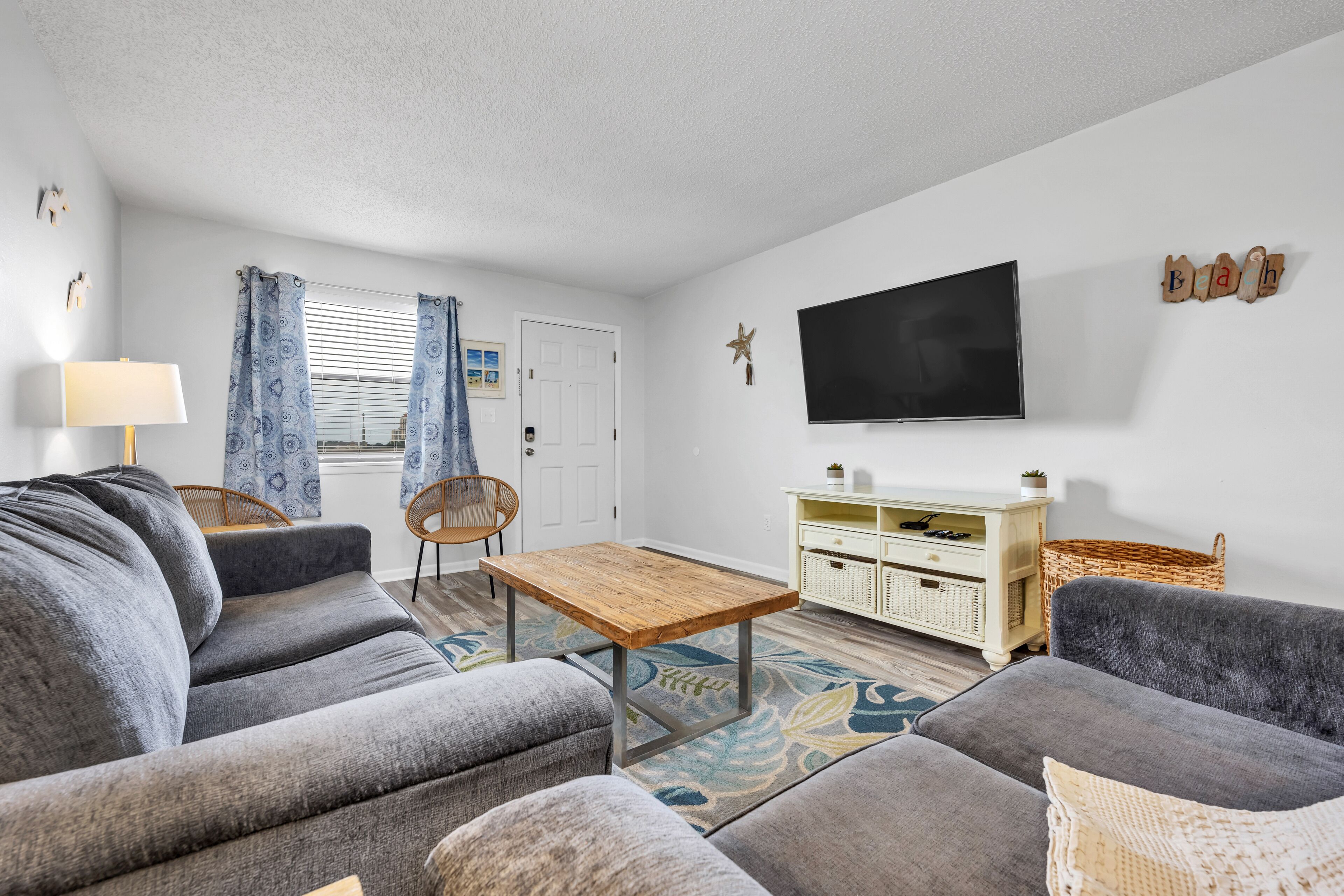 Okaloosa Island Oasis! Enjoy the emerald water just miles to Destin attractions.