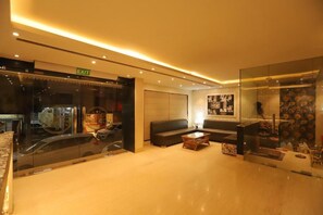 Flat-screen TV - Mayur Assam Hotel (New Delhi)