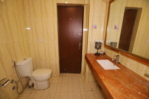 Premium tweepersoonskamer | Badkamer | Gratis toiletartikelen, een haardroger