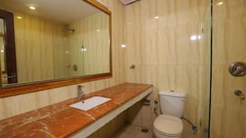 Premium Double Room | Bathroom | Free toiletries, hair dryer