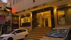 Free self-parking - Mayur Assam Hotel (New Delhi)