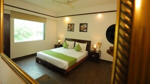 Desk, soundproofing, free WiFi - Mayur Assam Hotel (New Delhi)