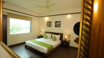 Executive Double Room | Desk, soundproofing, free WiFi
