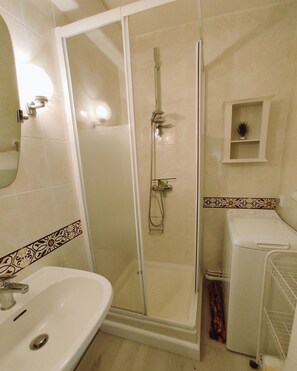 Dusche, Haartrockner, Seife, Shampoo