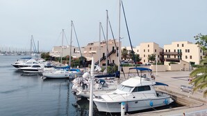 Un port de plaisance où sont amarrés plusieurs yachts, entouré d’immeubles d’habitation.