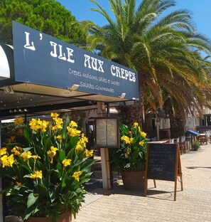 Un puesto de crepes a la calle con un cartel que anuncia 'L'ILE RUX CREPES'.