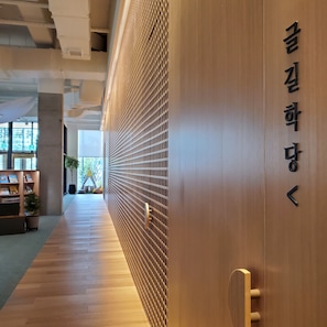 Lobby sitting area - BOOKING THE BAY (Busan)