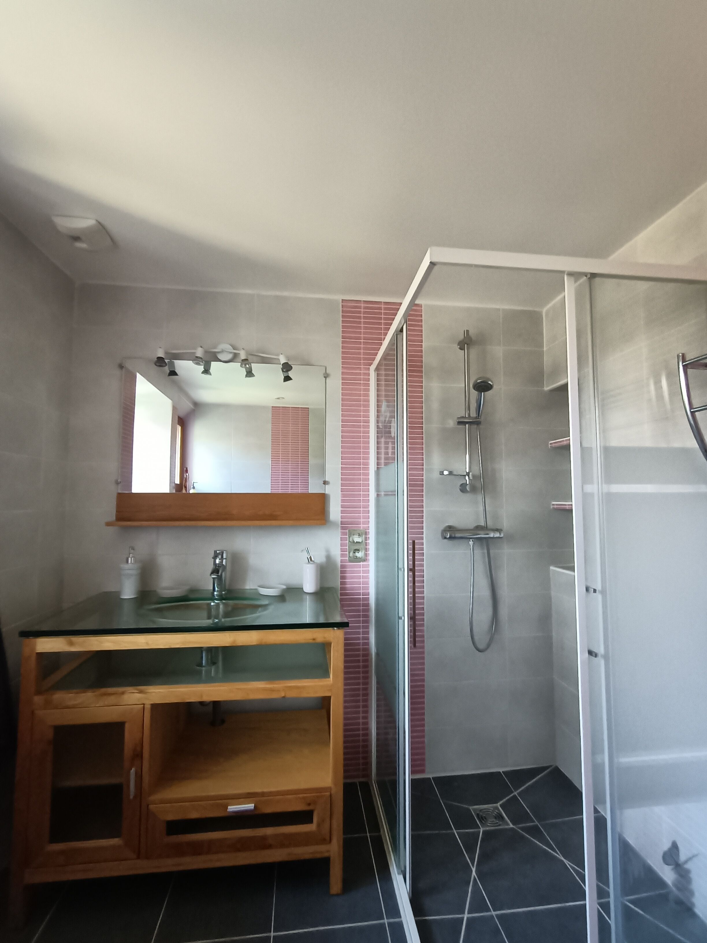 Douche, sèche-cheveux, serviettes fournies, savon