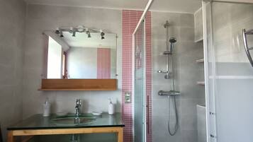 Douche, sĂšche-cheveux, serviettes fournies, savon