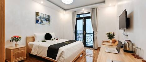 Dobbeltrom – deluxe, balkong | Individuelt innredet, skrivebord og skrivebord for bærbar PC