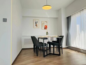 Luxe appartement | Privékeuken | Een koelkast met diepvriezer, een microgolfoven, een oven, een kookplaat