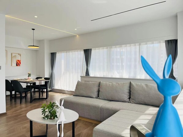 Apartamento de lujo | Zona de estar | Televisión LCD de 55 pulgadas con canales por satélite, una televisión