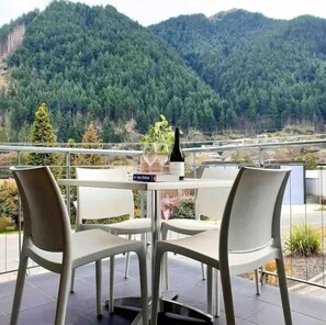 Outdoor dining - Very Close to Town. Mountain Views (Queenstown)