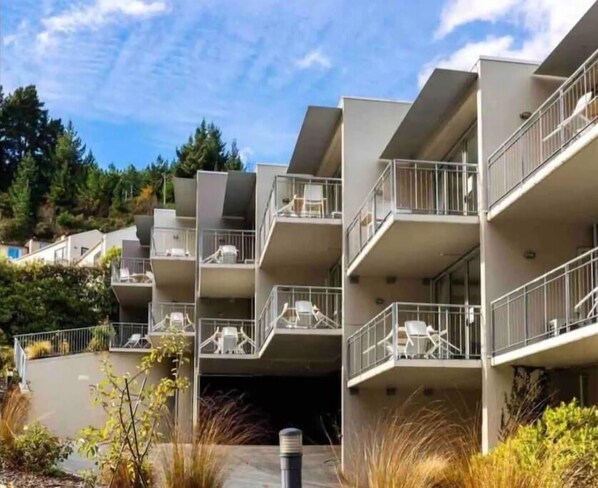 Exterior - Very Close to Town. Mountain Views (Queenstown)