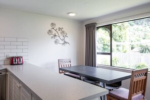 Dining - Stroll into Town - No Hills. (Queenstown)