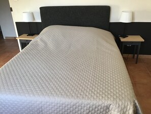 5 bedrooms, iron/ironing board, free WiFi, bed sheets