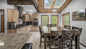 Una cocina moderna con armarios de madera, una isla grande y un tragaluz.