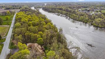 Un río con un puente, rodeado de vegetación y zonas residenciales.