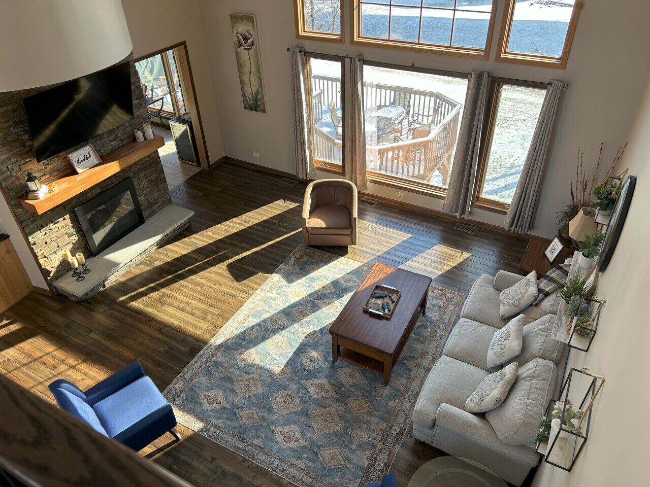 TV connectée, cheminée, table de tennis de table