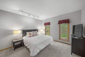 7 habitaciones, escritorio y tabla de planchar con plancha 