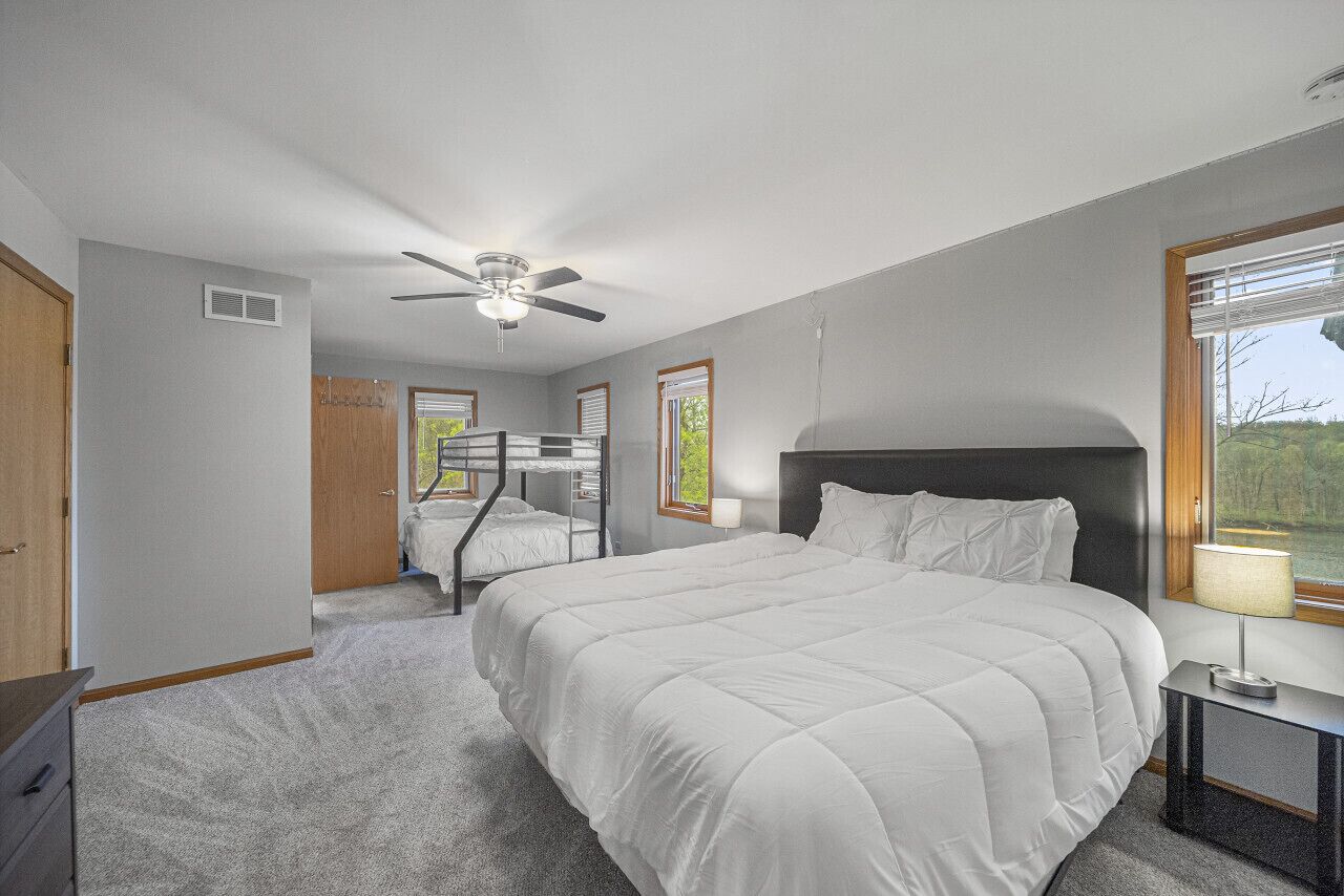 7 makuuhuonetta, työpöytä, silitysrauta/-lauta, vauvan matkasänky