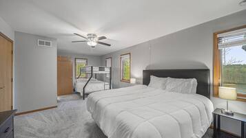 7 makuuhuonetta, työpöytä, silitysrauta/-lauta, vauvan matkasänky