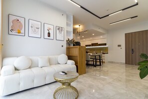 Departamento Premium, 3 habitaciones | Área de sala de estar | Smart TV de 52 pulgadas con canales digitales y televisión 