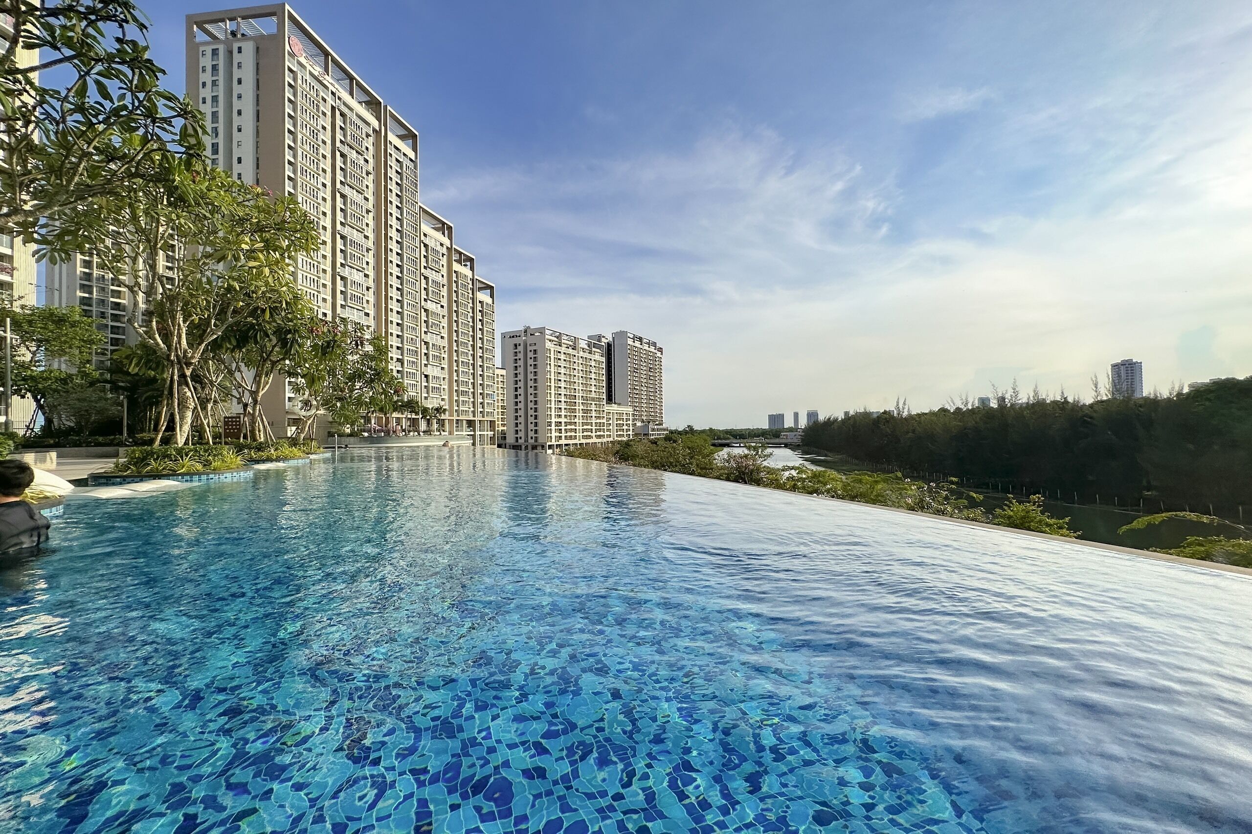 室外游泳池，提供泳池遮陽傘和日光浴躺椅