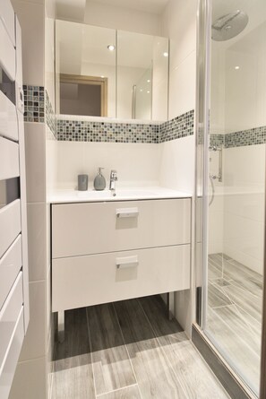 Dusche, Haartrockner, Handtücher