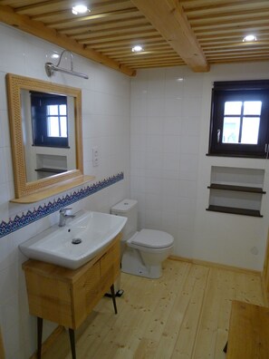 Douche, articles de toilette gratuits, sèche-cheveux